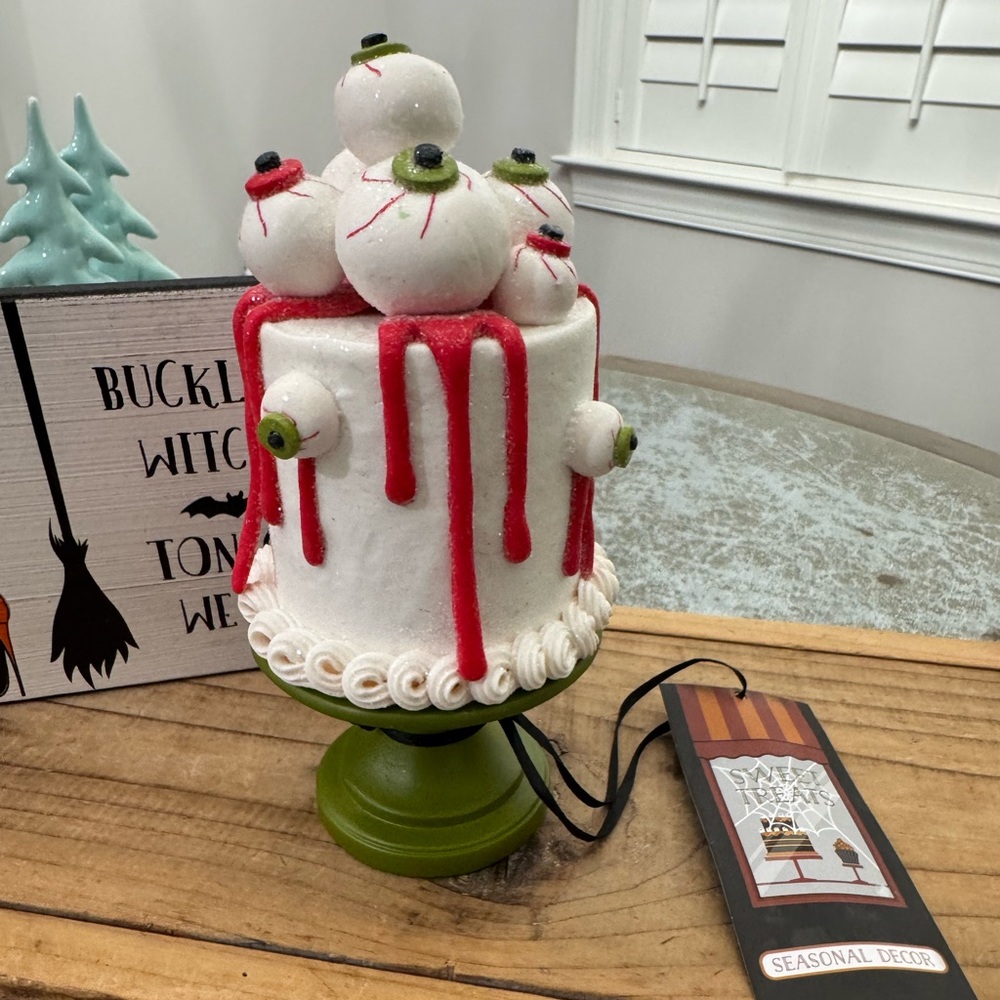 SWEET STREET SUMMERWEEN HALLOWEEN MINI EYEBALLS CAKE